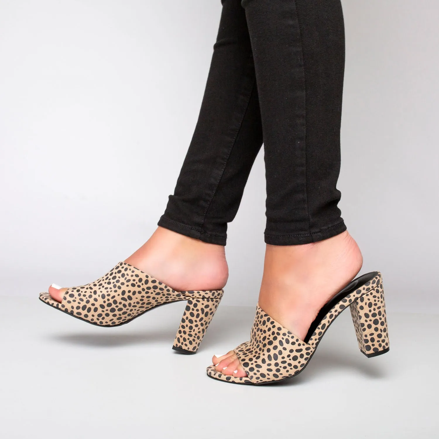 ALLEA BLOCK HEELED MULES IN WIDE