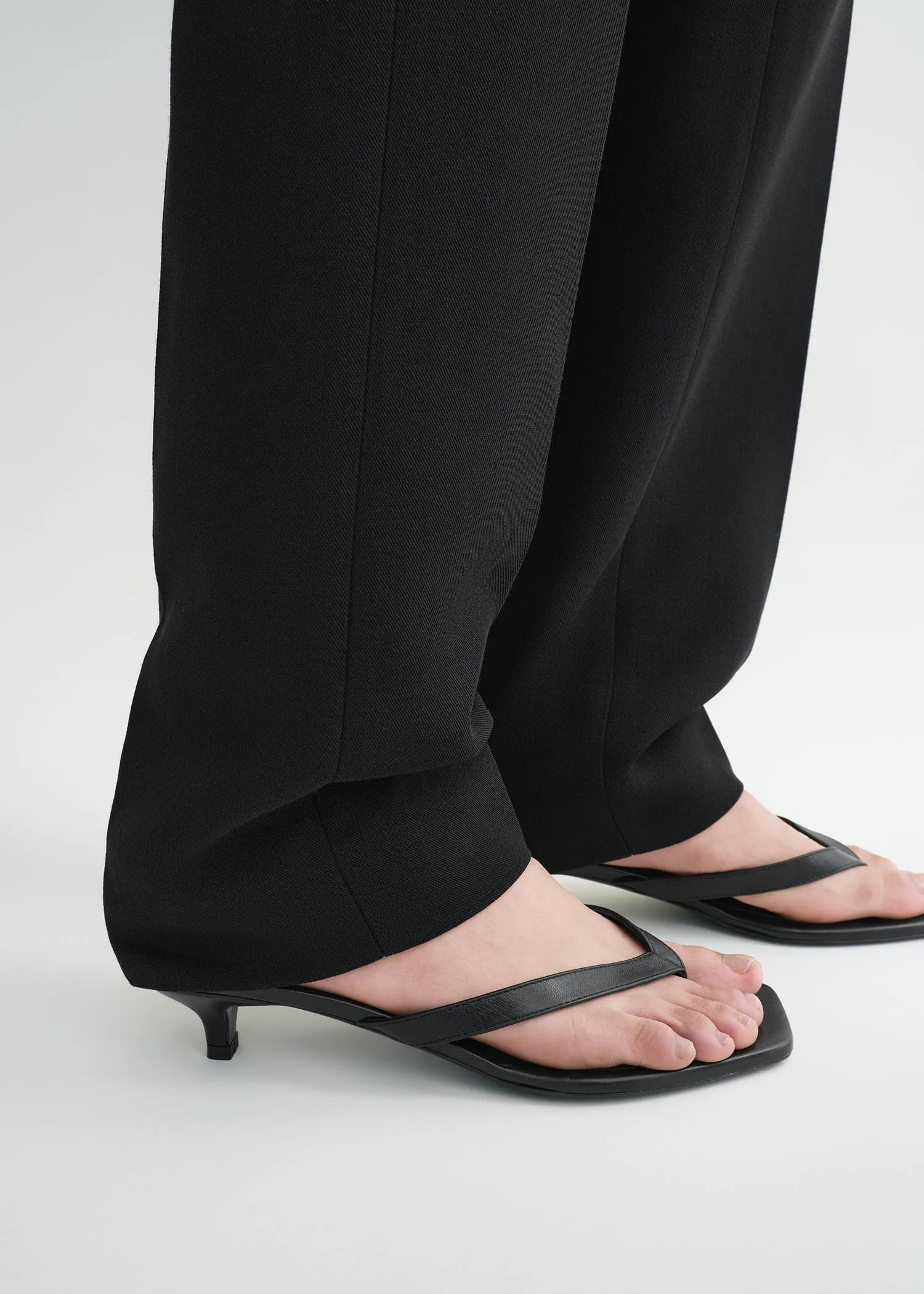 Leather heeled flip flops black