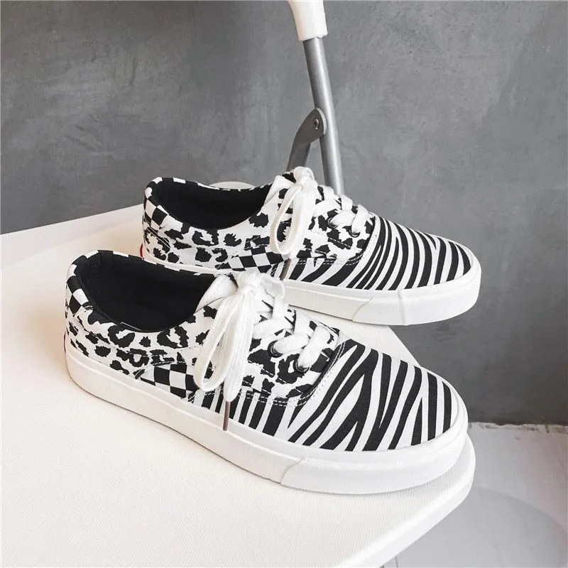 New Graffiti Leopard Low up Canvas Sneakers for Men Classic White Lattice Man Board Shoes Men Flat Lace Men Vulcanize Shoes