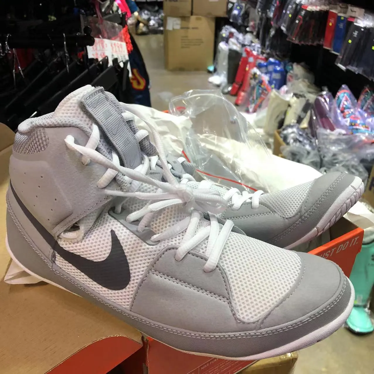 NIKE FURY WRESTLING SHOES BOXING BOOTS US 8.5 Grey White